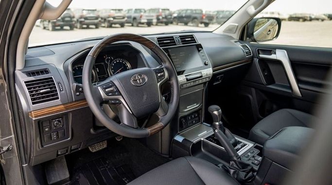 Новый Toyota Land Cruiser Prado 150 Series Рестайлинг 3, 4.0 л, 2023 в Шардже от Nour Alnukhba Motors Серый цвет.  | AUTO.AE