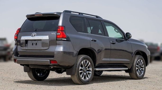 Новый Toyota Land Cruiser Prado 150 Series Рестайлинг 3, 4.0 л, 2023 в Шардже от Nour Alnukhba Motors Серый цвет.  | AUTO.AE