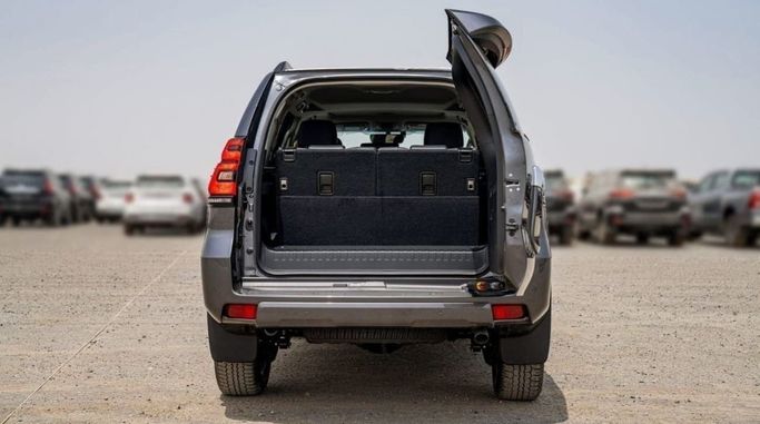 Новый Toyota Land Cruiser Prado 150 Series Рестайлинг 3, 4.0 л, 2023 в Шардже от Nour Alnukhba Motors Серый цвет.  | AUTO.AE