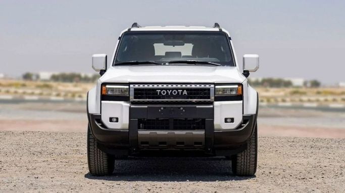 Новый Toyota Land Cruiser Prado 250 Series, 2.8 л, 2025 в Шардже от Nour Alnukhba Motors Белый цвет. Европейская | AUTO.AE