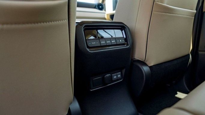Новый Toyota Land Cruiser Prado 250 Series, 2.8 л, 2025 в Шардже от Nour Alnukhba Motors Белый цвет. Европейская | AUTO.AE