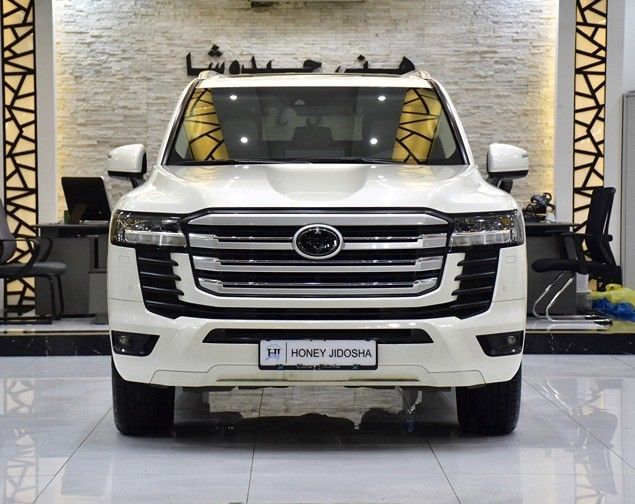 Used Toyota Land Cruiser 300 Series, 3.4 l, 2022 in Sharjah by Honey Gidosha Used Cars Tr., White color.  | AUTO.AE