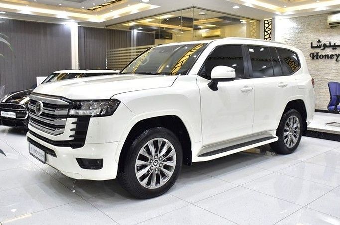 Used Toyota Land Cruiser 300 Series, 3.4 l, 2022 in Sharjah by Honey Gidosha Used Cars Tr., White color.  | AUTO.AE