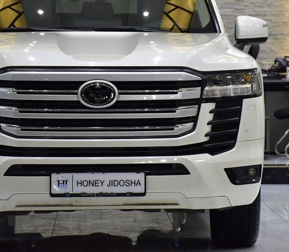 Used Toyota Land Cruiser 300 Series, 3.4 l, 2022 in Sharjah by Honey Gidosha Used Cars Tr., White color.  | AUTO.AE