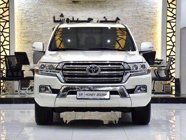 Подержанный Toyota Land Cruiser 200 Series Рестайлинг 2, 4.6 л, 2016 в Шардже от Honey Gidosha Used Cars Tr. Белый цвет.  | AUTO.AE