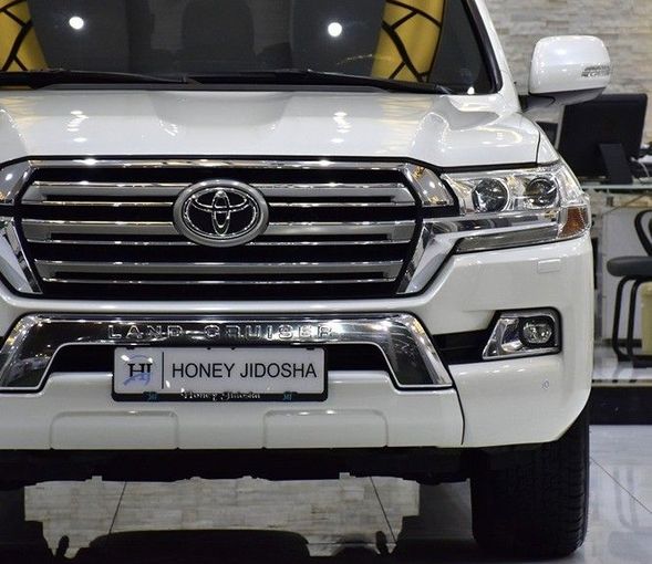 Подержанный Toyota Land Cruiser 200 Series Рестайлинг 2, 4.6 л, 2016 в Шардже от Honey Gidosha Used Cars Tr. Белый цвет.  | AUTO.AE