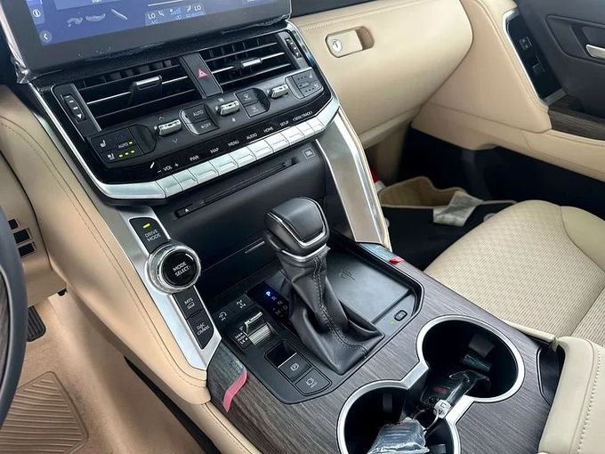 Новый Toyota Land Cruiser 300 Series, 3.4 л, 2024 в Шардже от Almarid Motors Белый цвет. GCC | AUTO.AE