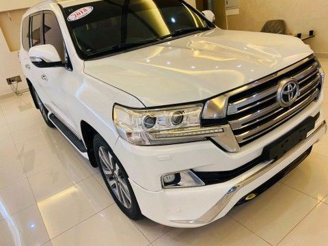 Подержанный Toyota Land Cruiser 200 Series Рестайлинг 2, 5.7 л, 2015 в Шардже от Alhamoor Used Cars Белый цвет. GCC | AUTO.AE