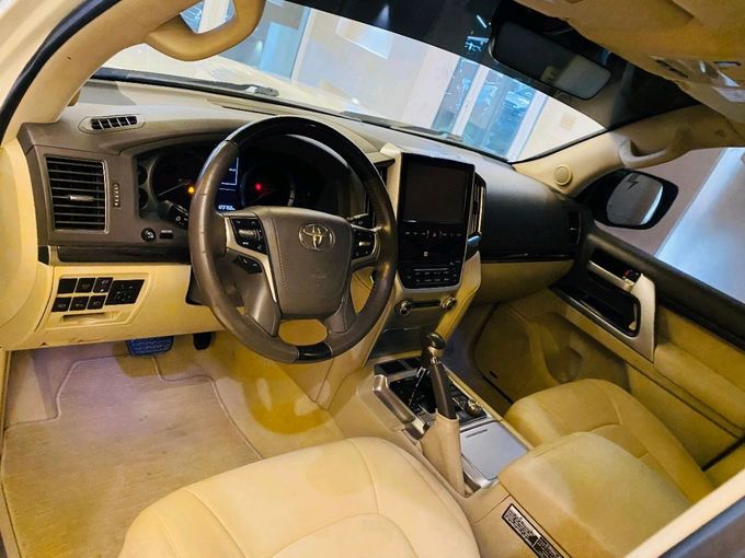 Подержанный Toyota Land Cruiser 200 Series Рестайлинг 2, 5.7 л, 2015 в Шардже от Alhamoor Used Cars Белый цвет. GCC | AUTO.AE