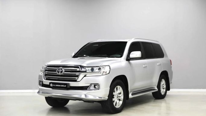 Подержанный Toyota Land Cruiser 200 Series Рестайлинг 2, 4.0 л, 2017 в Шардже от Al Qassem Cars Trading Черный цвет. GCC | AUTO.AE
