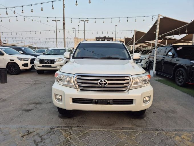Used Toyota Land Cruiser 200 Series Facelift 1, 5.7 l, 2015 in Sharjah by Rebou Najd Used Cars, White color. GCC Specs | AUTO.AE