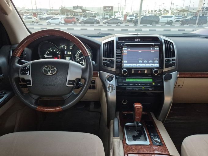 Used Toyota Land Cruiser 200 Series Facelift 1, 5.7 l, 2015 in Sharjah by Rebou Najd Used Cars, White color. GCC Specs | AUTO.AE