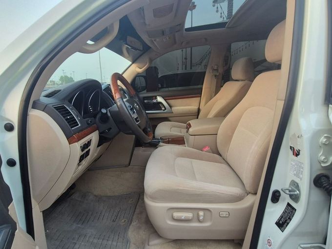 Used Toyota Land Cruiser 200 Series Facelift 1, 5.7 l, 2015 in Sharjah by Rebou Najd Used Cars, White color. GCC Specs | AUTO.AE