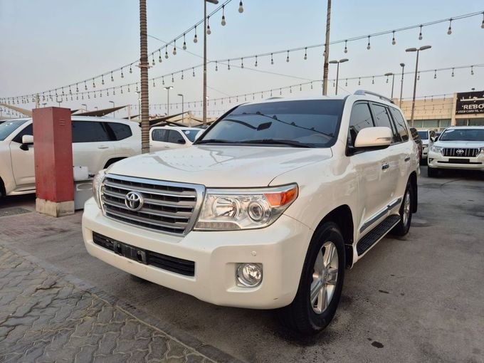 Used Toyota Land Cruiser 200 Series Facelift 1, 5.7 l, 2015 in Sharjah by Rebou Najd Used Cars, White color. GCC Specs | AUTO.AE
