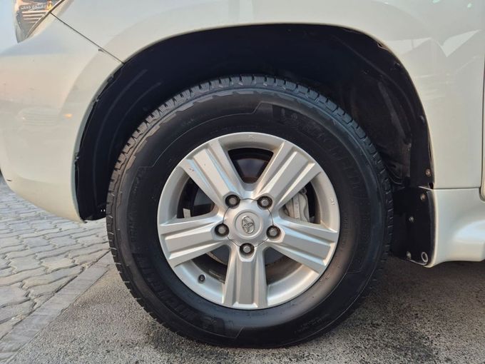 Used Toyota Land Cruiser 200 Series Facelift 1, 5.7 l, 2015 in Sharjah by Rebou Najd Used Cars, White color. GCC Specs | AUTO.AE
