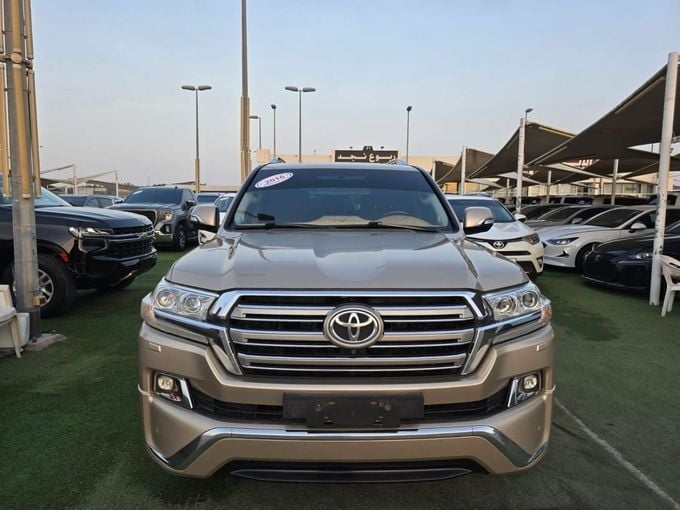 Used Toyota Land Cruiser 200 Series Facelift 2, 4.6 l, 2016 in Sharjah by Rebou Najd Used Cars, Golden color. GCC Specs | AUTO.AE