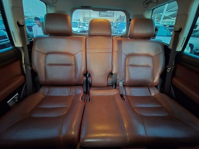 Used Toyota Land Cruiser 200 Series Facelift 2, 4.6 l, 2016 in Sharjah by Rebou Najd Used Cars, Golden color. GCC Specs | AUTO.AE