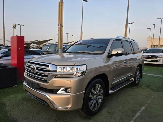 Used Toyota Land Cruiser 200 Series Facelift 2, 4.6 l, 2016 in Sharjah by Rebou Najd Used Cars, Golden color. GCC Specs | AUTO.AE