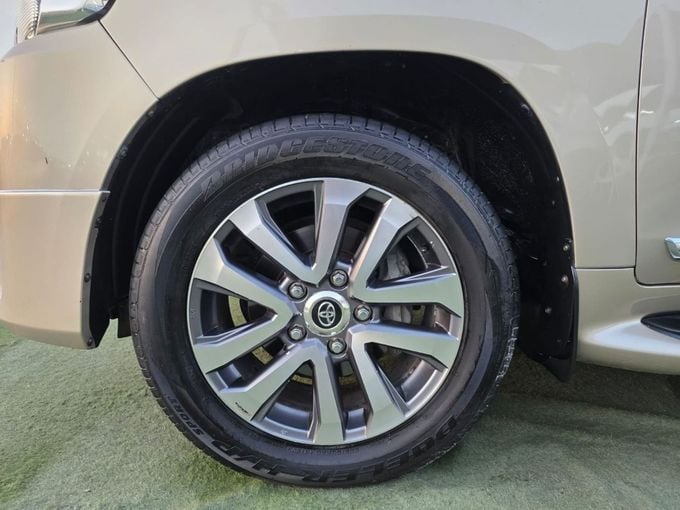 Used Toyota Land Cruiser 200 Series Facelift 2, 4.6 l, 2016 in Sharjah by Rebou Najd Used Cars, Golden color. GCC Specs | AUTO.AE