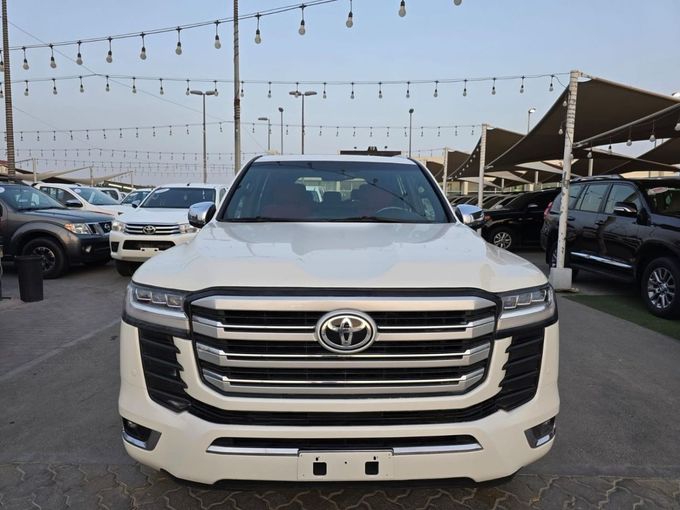 Подержанный Toyota Land Cruiser 200 Series Рестайлинг 1, 4.0 л, 2013 в Шардже от Rebou Najd Used Cars Белый цвет. GCC | AUTO.AE