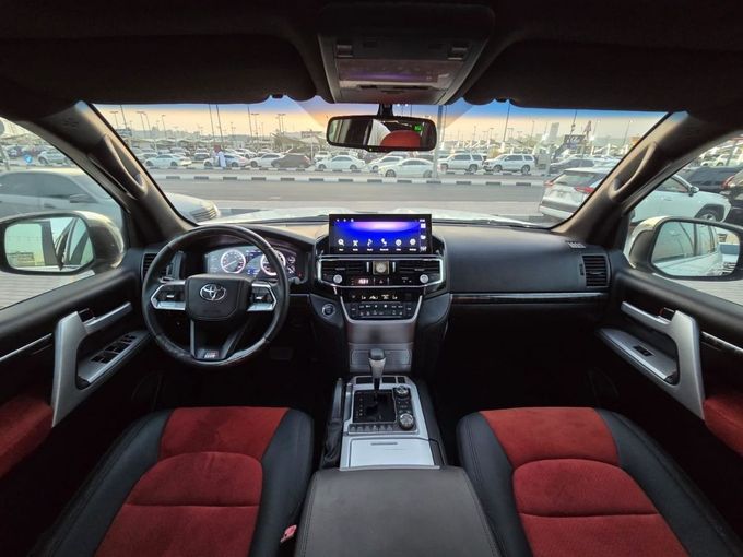 Подержанный Toyota Land Cruiser 200 Series Рестайлинг 1, 4.0 л, 2013 в Шардже от Rebou Najd Used Cars Белый цвет. GCC | AUTO.AE
