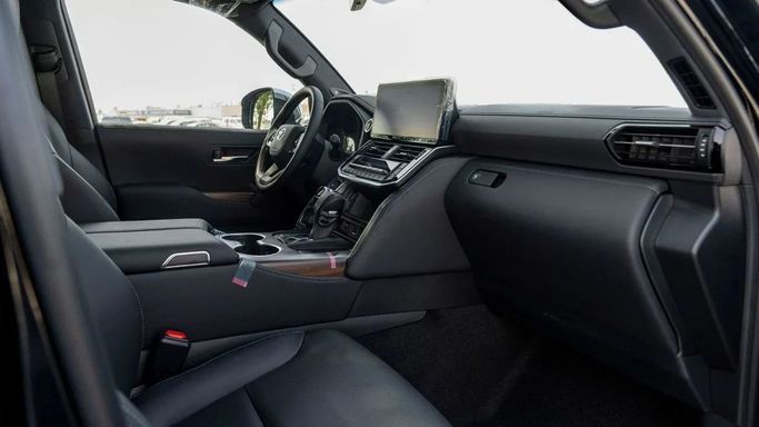 Новый Toyota Land Cruiser 300 Series, 3.3 л, 2025 в Шардже от Nour Alnukhba Motors Черный цвет. GCC | AUTO.AE