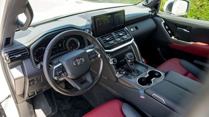 Новый Toyota Land Cruiser 300 Series, 3.3 л, 2025 в Шардже от Nour Alnukhba Motors Белый цвет. Европейская | AUTO.AE