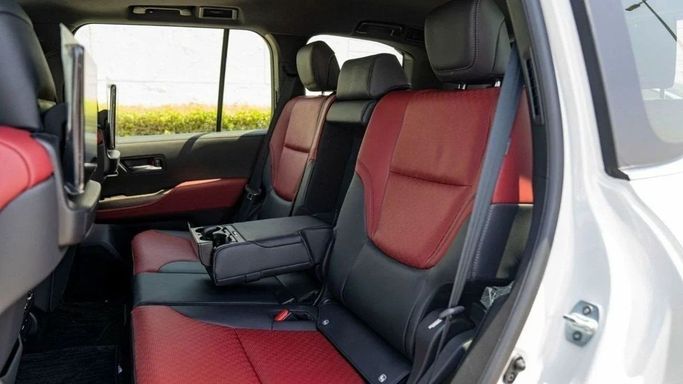 Новый Toyota Land Cruiser 300 Series, 3.3 л, 2025 в Шардже от Nour Alnukhba Motors Белый цвет. Европейская | AUTO.AE