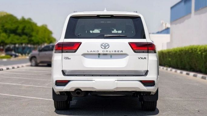 Новый Toyota Land Cruiser 300 Series, 3.3 л, 2025 в Шардже от Nour Alnukhba Motors Белый цвет. Европейская | AUTO.AE