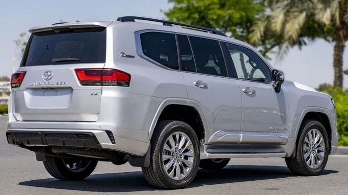 Новый Toyota Land Cruiser 300 Series, 3.4 л, 2023 в Шардже от Nour Alnukhba Motors Белый цвет. Европейская | AUTO.AE