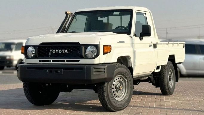 Новый Toyota Land Cruiser 70 Series Рестайлинг 2, 4.5 л, 2024 в Шардже от Nour Alnukhba Motors Белый цвет. Other | AUTO.AE