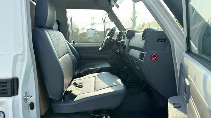 Новый Toyota Land Cruiser 70 Series Рестайлинг 2, 4.5 л, 2024 в Шардже от Nour Alnukhba Motors Белый цвет. Other | AUTO.AE