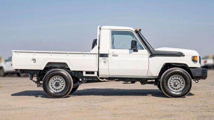 Новый Toyota Land Cruiser 70 Series Рестайлинг 2, 4.5 л, 2025 в Шардже от Nour Alnukhba Motors Белый цвет. Other | AUTO.AE