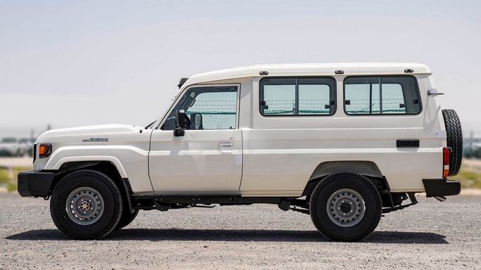 Новый Toyota Land Cruiser 70 Series Рестайлинг 2, 4.5 л, 2024 в Шардже от Nour Alnukhba Motors Белый цвет. Other | AUTO.AE