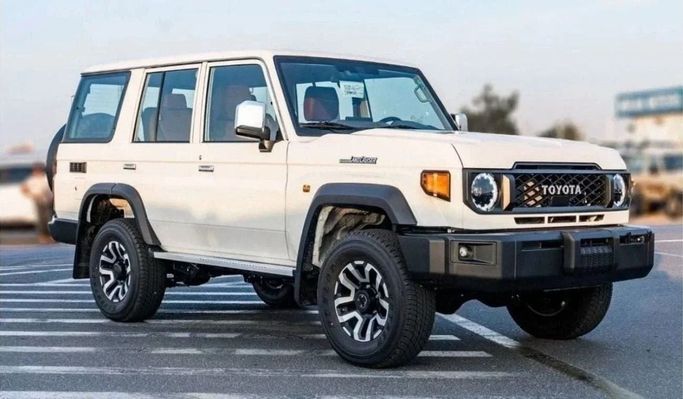 Новый Toyota Land Cruiser 70 Series Рестайлинг 2, 2.8 л, 2025 в Шардже от Nour Alnukhba Motors Белый цвет. GCC | AUTO.AE
