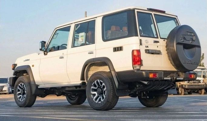 Новый Toyota Land Cruiser 70 Series Рестайлинг 2, 2.8 л, 2025 в Шардже от Nour Alnukhba Motors Белый цвет. GCC | AUTO.AE