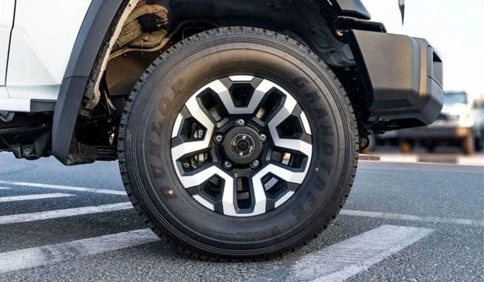 Новый Toyota Land Cruiser 70 Series Рестайлинг 2, 2.8 л, 2025 в Шардже от Nour Alnukhba Motors Белый цвет. GCC | AUTO.AE