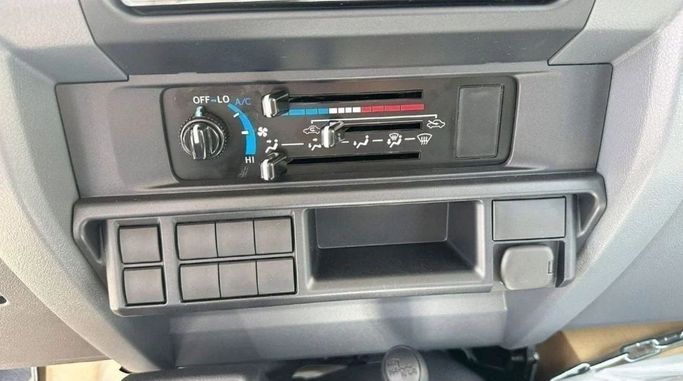 Новый Toyota Land Cruiser 70 Series Рестайлинг 2, 4.5 л, 2025 в Шардже от Nour Alnukhba Motors Белый цвет. Европейская | AUTO.AE