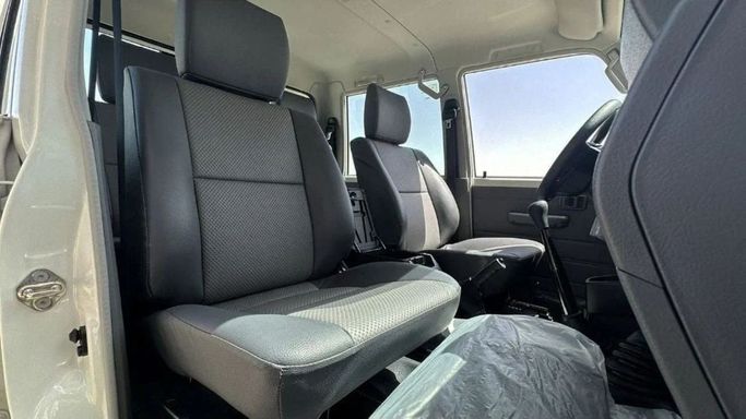Новый Toyota Land Cruiser 70 Series Рестайлинг 2, 4.5 л, 2025 в Шардже от Nour Alnukhba Motors Белый цвет. Европейская | AUTO.AE