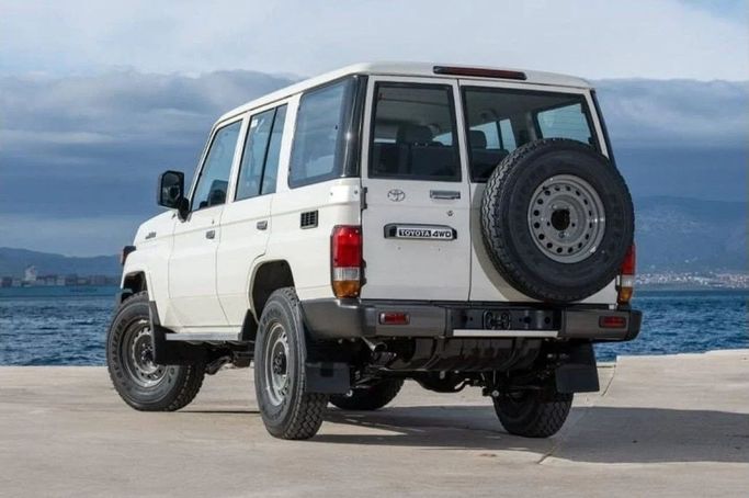 Новый Toyota Land Cruiser 70 Series Рестайлинг 2, 4.5 л, 2025 в Шардже от Nour Alnukhba Motors Белый цвет. Европейская | AUTO.AE