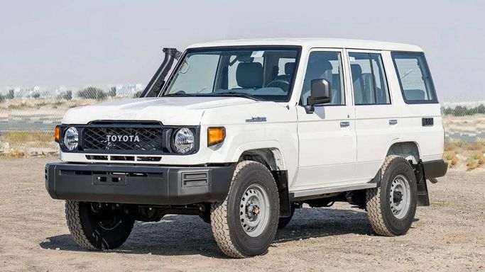 Новый Toyota Land Cruiser 70 Series Рестайлинг 2, 4.5 л, 2025 в Шардже от Nour Alnukhba Motors Белый цвет. Other | AUTO.AE