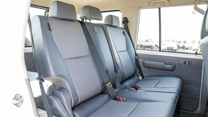 Новый Toyota Land Cruiser 70 Series Рестайлинг 2, 4.5 л, 2025 в Шардже от Nour Alnukhba Motors Белый цвет. Other | AUTO.AE