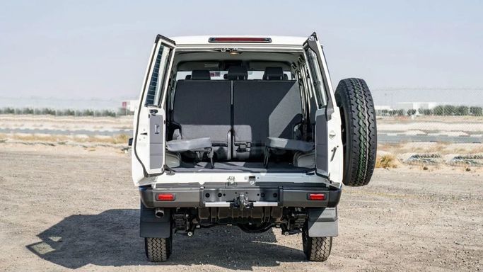 Новый Toyota Land Cruiser 70 Series Рестайлинг 2, 4.5 л, 2025 в Шардже от Nour Alnukhba Motors Белый цвет. Other | AUTO.AE