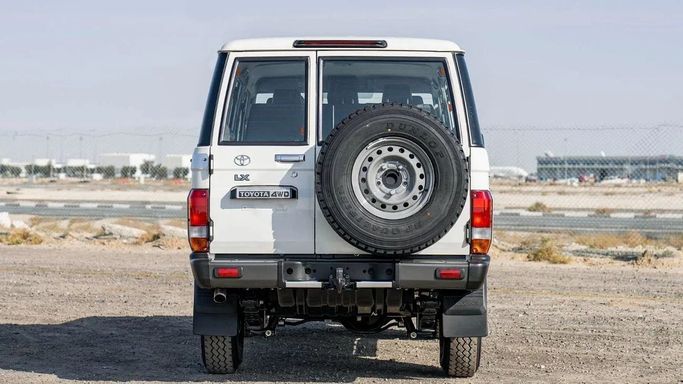 Новый Toyota Land Cruiser 70 Series Рестайлинг 2, 4.2 л, 2025 в Шардже от Nour Alnukhba Motors Белый цвет. Other | AUTO.AE