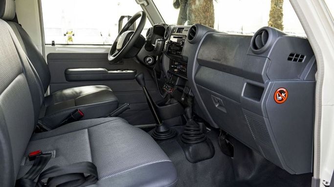 Новый Toyota Land Cruiser 70 Series Рестайлинг 2, 4.2 л, 2025 в Шардже от Nour Alnukhba Motors Белый цвет. Европейская | AUTO.AE