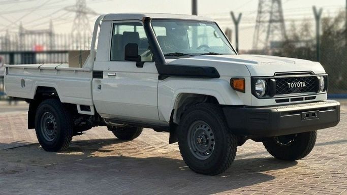 Новый Toyota Land Cruiser 70 Series Рестайлинг 2, 4.2 л, 2024 в Шардже от Nour Alnukhba Motors Белый цвет. Европейская | AUTO.AE