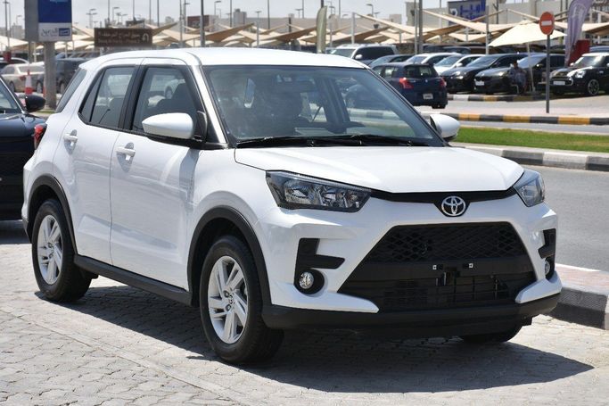Новый Toyota Raize I, 996 л, 2024 в Шардже от Alfaris Used Cars Белый цвет.  | AUTO.AE