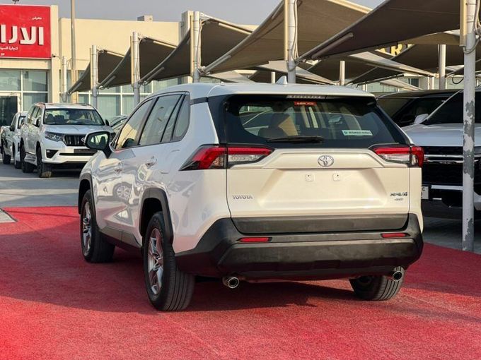 Новый Toyota RAV4 V (XA50), 2.5 л, 2022 в Шардже от Al Aram Cars Белый цвет. GCC | AUTO.AE