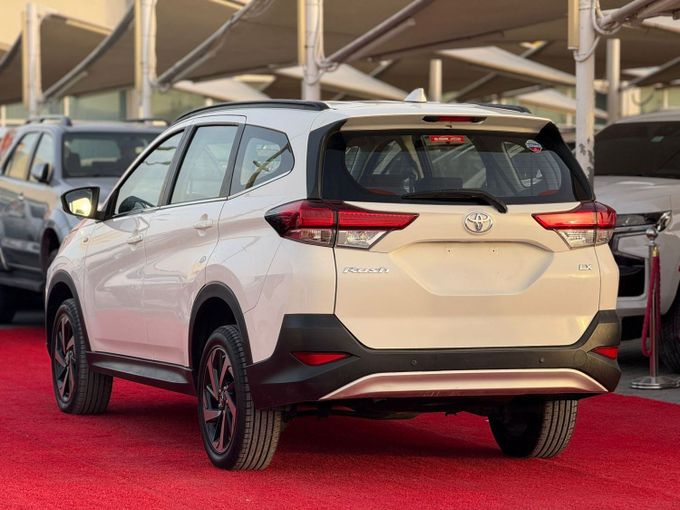Подержанный Toyota Rush II, 1.5 л, 2022 в Шардже от Al Aram Cars Белый цвет. GCC | AUTO.AE