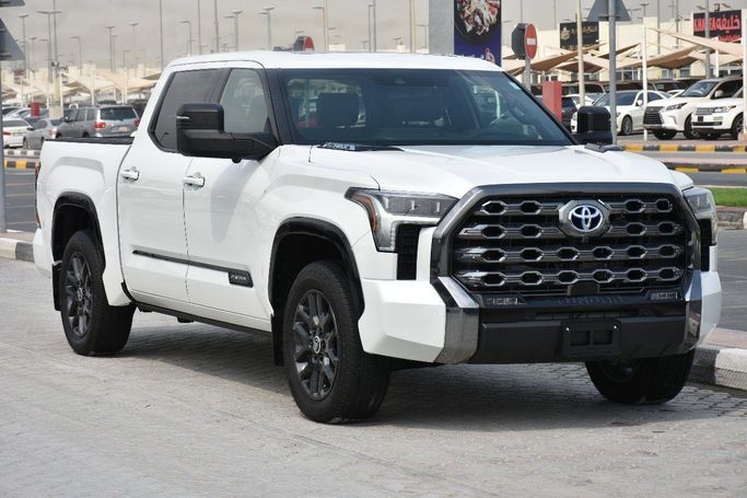 Подержанный Toyota Tundra III, 3.4 л, 2024 в Шардже от Alfaris Used Cars Белый цвет.  | AUTO.AE